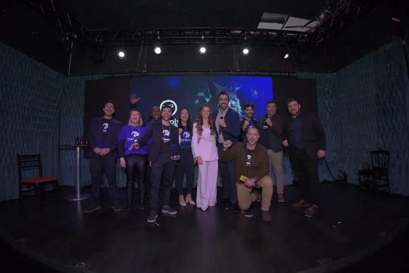 Time The Wolves reunido em evento da rede